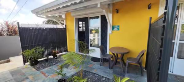 Gîtes les colibris jaunes, appartement 2 Pomme cannelle avec piscine à Marie-Galante, Guadeloupe, Prenota  Hotel a Marie Galante con piscina, Piscina