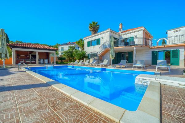 Villa Rasotica Relaxing Villa with Heated Pool, Perfect for Families, Book Villa Hotels in Split Region with a Pool, Swimming Pool