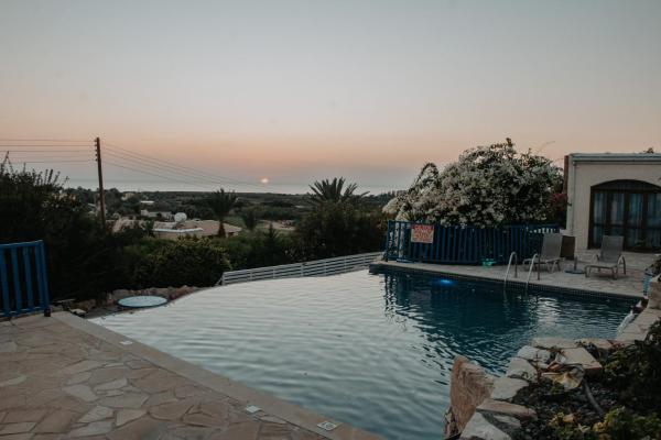 Villa Castle Rock, Buchen Sie Villa Peyia Paphos