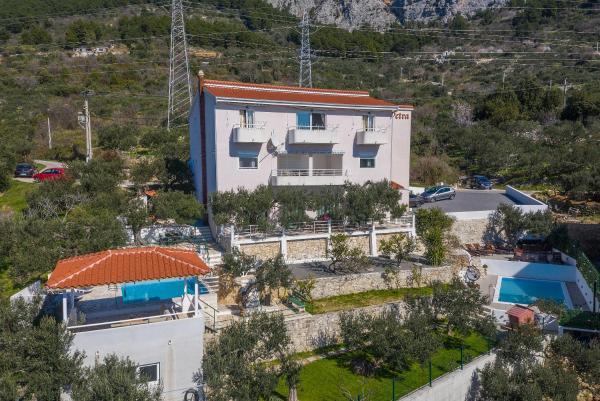 Apartment Glavina with private pool, Buchen Sie Ferienwohnung Hotels in Gespanschaft Split-Dalmatien mit Pool, Schwimmbad