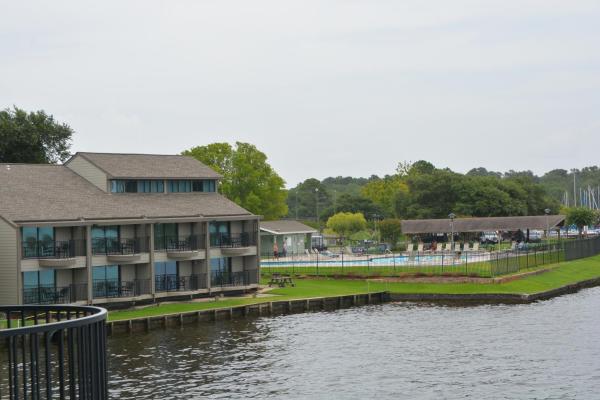 The Landing at Seven Coves, Buchen Sie Resort Willis Texas