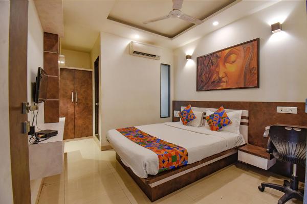 OYO 946 Royce Studio Apartments