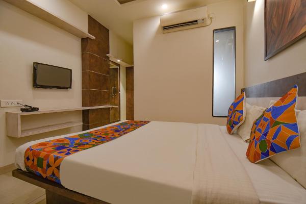 OYO 946 Royce Studio Apartments