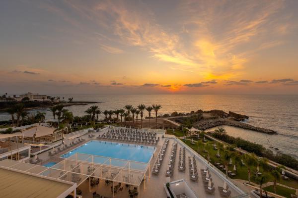 Queen's Bay Hotel