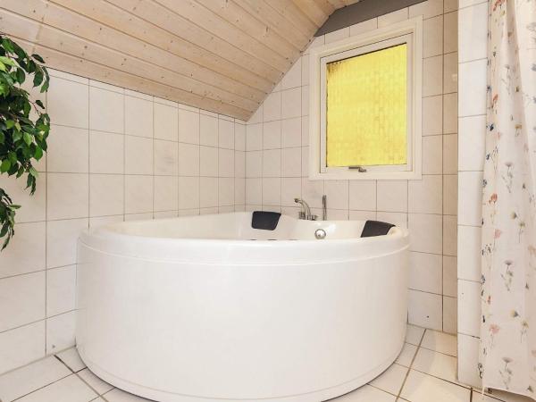 8 person holiday home in Sp ttrup, Prenota Casa vacanze Hotel a Vestjylland con parcheggio, Parcheggio