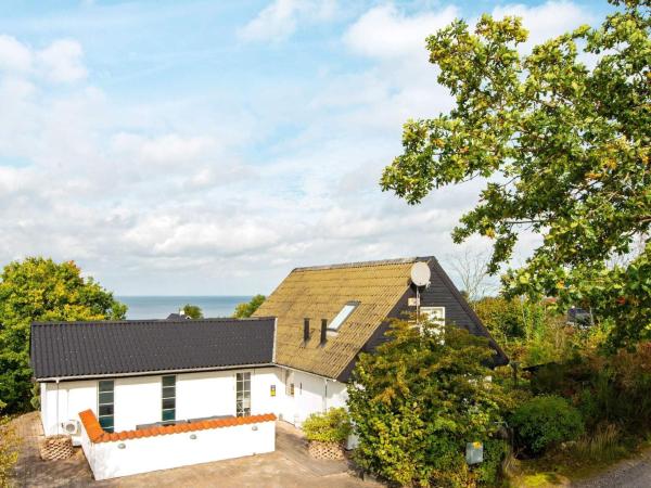 10 person holiday home in Alling bro, Prenota Casa vacanze Hotel a Vestjylland con parcheggio, Parcheggio