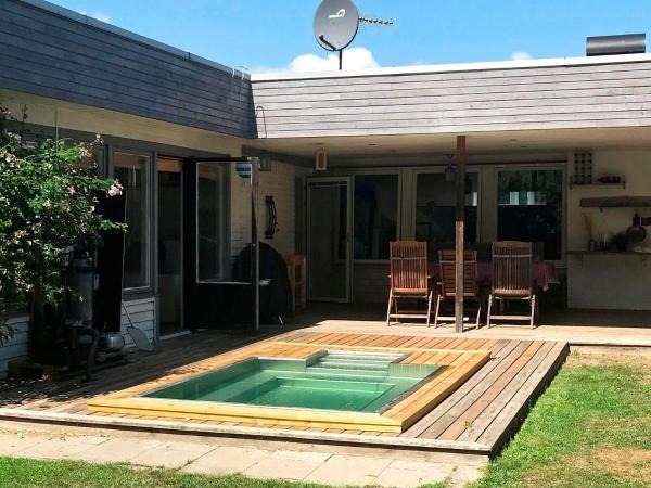 11 person holiday home in S LVESBORG, Prenota Casa vacanze Hotel con piscina a Gotaland, Piscina